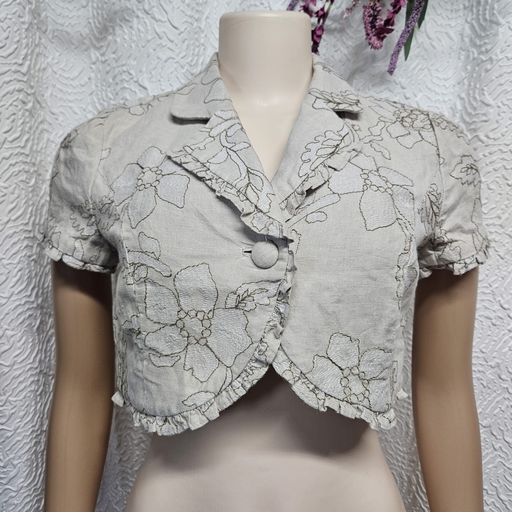 Harold's Gray Notched Collar Buttoned Crop Top